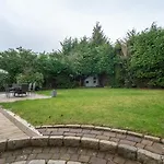 Spacious 5-bed With Garden Parking - Pass The Keys *