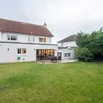Spacious 5-bed With Garden Parking - Pass The Keys