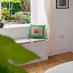 Stylish 2-bed Garden