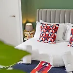 Stylish 2-bed Garden Вилла
