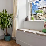 Stylish 2-bed Garden Вилла