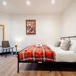 Mcdonalds House 10 Guests 10 Beds 15' Centre