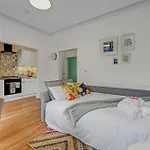 Вилла Stylish 2-bed Garden