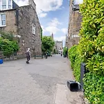 Stylish 2-bed Garden Вилла