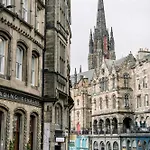 Apartment 3 Bed Traditional On Picturesque Victoria St