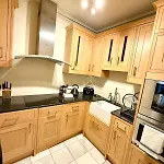 Cozy 1 Bed Garden Flat In The New Town Centre *