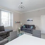 Grassmarket Modern Two Bedroom *