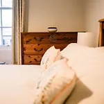 3 Bed Traditional On Picturesque Victoria St Apartment *