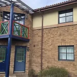 Fettes - Homely 2bd In Quiet Development شقة