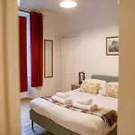 3 Bed Traditional On Picturesque Victoria St Apartment Edinburgh