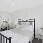 Cozy 2br With Car Parking