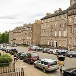 Cozy 1 Bed Garden Flat In The New Town Centre *
