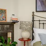 Quiet 1-bed Flat By The Meadows Апартаменты *