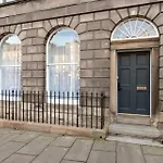 Family Small Group - Parking - Wifi - Sleeps 6 Appartement *