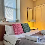 Fully Licensed In Peaceful Neighbourhood Apartment Edinburgh