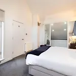 Chic 3-bedroom 2-storey House Near Centre With Free Parking *