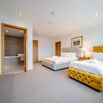 Weston's Penthouse Sleep 10, 8 Beds Free Parking Lejlighed