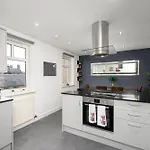 Stylish 2-bed Flat With Balcony Near Haymarket - Pass The Keys 에든버러