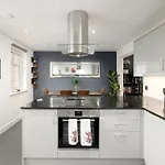 Stylish 2-bed Flat With Balcony Near Haymarket - Pass The Keys 아파트