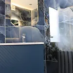 West Luxury 5 Bedroom דירה