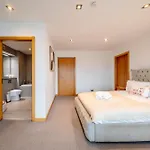 Weston's Penthouse Sleep 11, 8 Beds Free Parking *