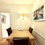 Cozy 1 Bed Garden Flat In The New Town Centre *