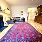 Cozy 1 Bed Garden Flat In The New Town Centre *
