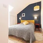 Chic 1-bedroom In New Town Lejlighed