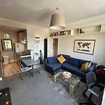 Charming Leith Retreat - Walk To The Shore