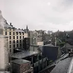 3 Bed Traditional On Picturesque Victoria St * エディンバラ