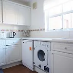 Fettes - Homely 2bd In Quiet Development דירה