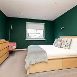 Chic 3-bedroom 2-storey House Near Centre With Free Parking Apartament
