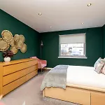 Chic 3-bedroom 2-storey House Near Centre With Free Parking