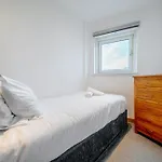 Weston's Penthouse Sleep 11, 8 Beds Free Parking Apartamento