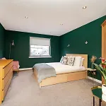 Chic 3-bedroom 2-storey House Near Centre With Free Parking Apartament