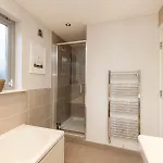 Chic 3-bedroom 2-storey House Near Centre With Free Parking *