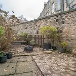 Apartment Georgian Elegance With Patio Garden West End - Pass The Keys