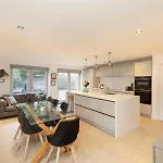 Chic 3-bedroom 2-storey House Near Centre With Free Parking Apartament