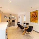 Chic 3-bedroom 2-storey House Near Centre With Free Parking Appartamento