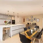 Chic 3-bedroom 2-storey House Near Centre With Free Parking *