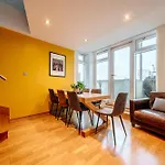 Weston's Penthouse Sleep 11, 8 Beds Free Parking *