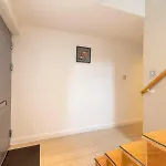 Chic 3-bedroom 2-storey House Near Centre With Free Parking Appartamento *