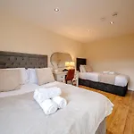 Bottom Of Royal Mile 7 Beds Sleeps 8 3 Bthrooms