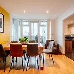 Weston's Penthouse Sleep 10, 8 Beds Free Parking