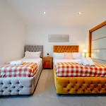 Apartment Weston's Penthouse Sleep 11, 8 Beds Free Parking Edinburgh