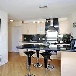 West Bow - Comfy 2 Bed On West Bow Overlooking Grassmarket דירה אדינבורו