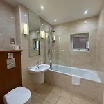 Holyrood With Parking & Lift Access Apartman
