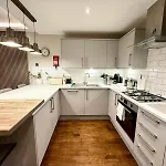 Modern 3 Bedroom Apartment, West End *
