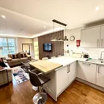 Modern 3 Bedroom Apartment, West End *