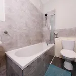 Relaxing 4 Bdrm Lejlighed